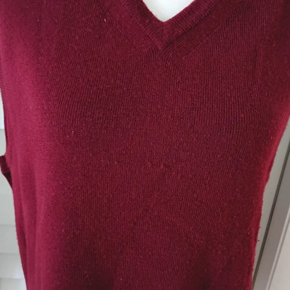 Tommy Hilfiger men's Merino Wool V-Neck‎ Sleeveless Burgundy Vest L